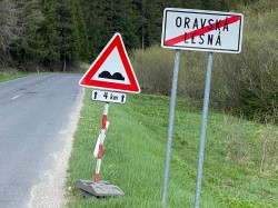Značka hrbole na ceste pri Oravskej Lesnej